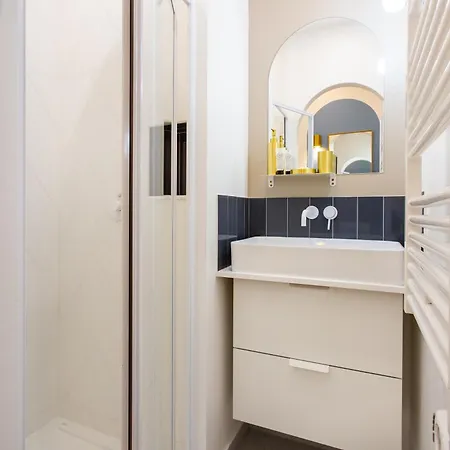Beautiful - 4br 10p - 9th Arrondissement Of Apartamento *