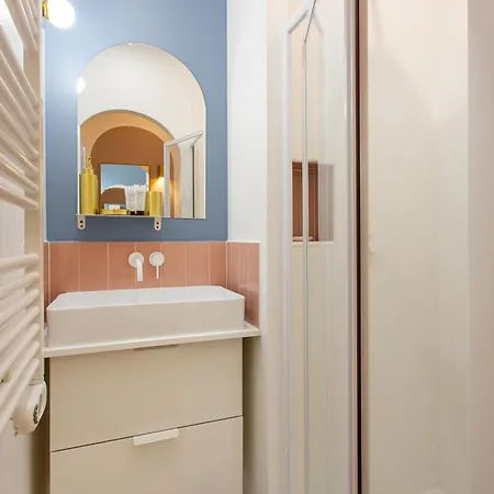 Beautiful - 4br 10p - 9th Arrondissement Of Lejlighed